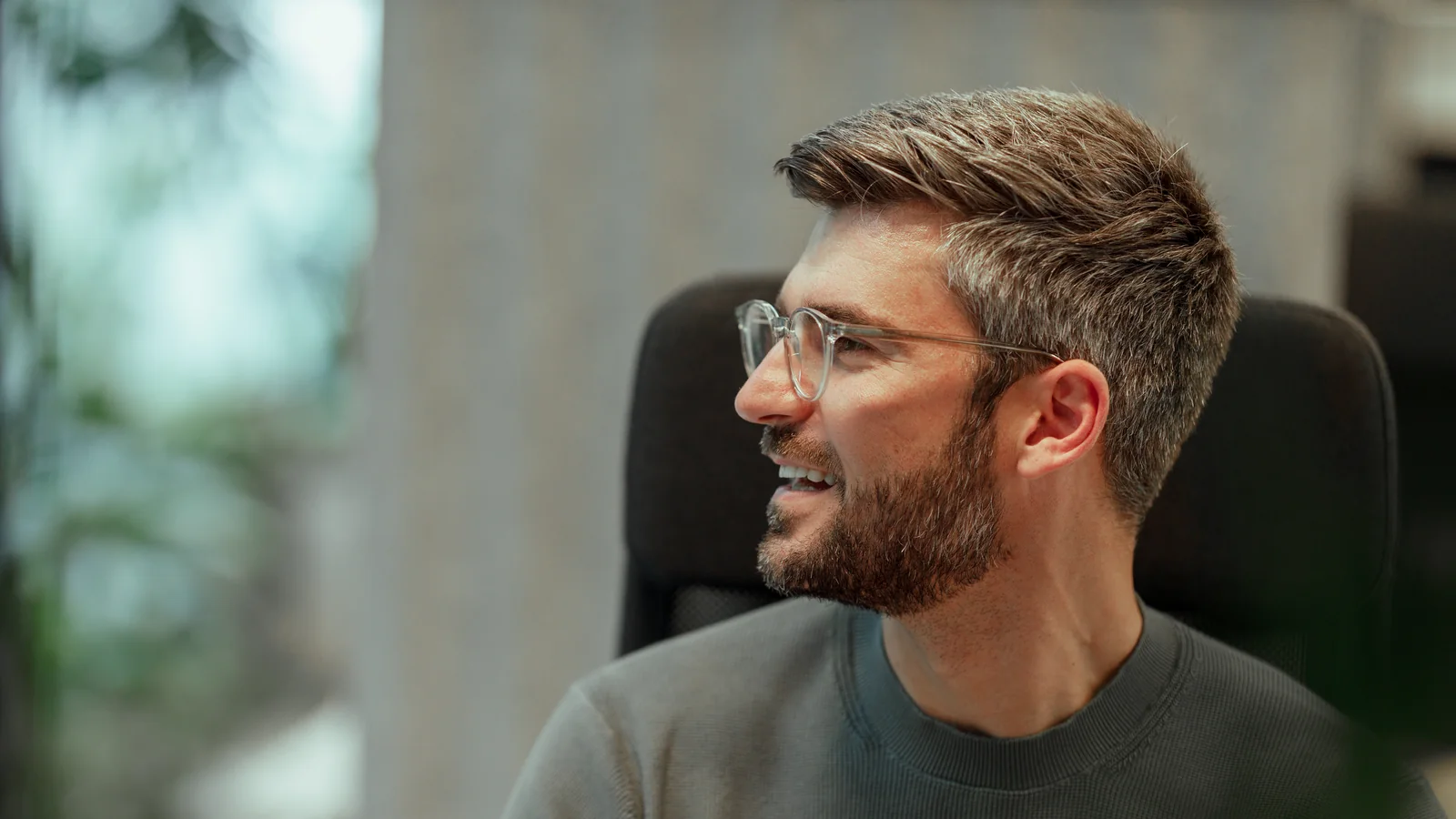 SEO Specialist achter zijn scherm op ons kantoor