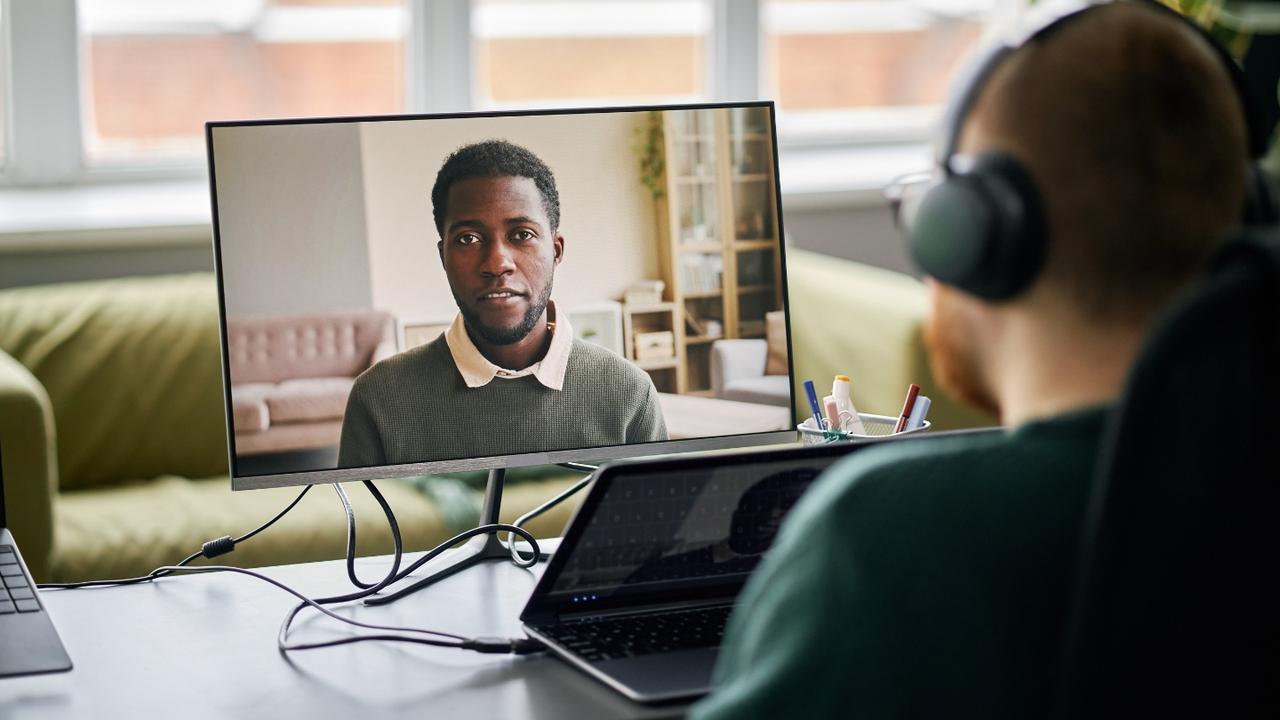 Internationale medewerkers inhuren als Nederlands bedrijf - remote werknemer in videocall met Nederlands team